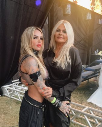 Monique Evans se pronuncia após ataques por surgir aos beijos com a noiva. (Foto: Instagram)
