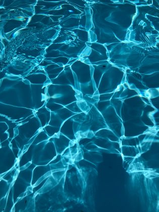 O jovem sofreu após ficar preso na escada da piscina, onde passou cinco dias internado. (Foto Pexels)
