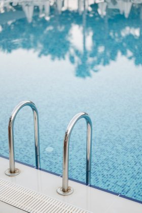 Jovem morto após ficar preso em escada na piscina teve edema cerebral. (Foto Pexels)