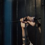 Isso significa não apenas a proibição de entrada de novos detentos, mas também a transferência dos que já estão na prisão até que a situação seja normalizada. (Foto Pexels)