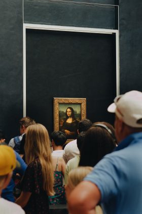 A pintura não foi atingida, pois é protegida por um vidro. (Foto Pexels)
