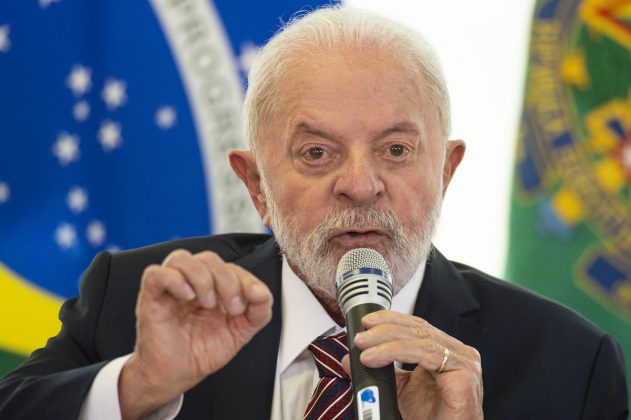 O presidente Lula (PT), sancionou três leis que são relacionadas à educação, ao lado do ministro da área, Camilo Santana. Nesta terça-feira (16), aconteceu as assinaturas, no Palácio do Planalto (Foto: Agência Brasil)