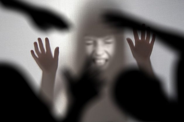 E, nesse tempo, ela era agredida com cinto de couro, varinha e chinelos (Foto: Pixabay)