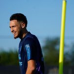 atleta estava na lateral do campo, se preparando para bater um lateral, quando o adolescente estendeu o braço e o tocou nas nádegas dele com o dedo. (Foto: Instagram)