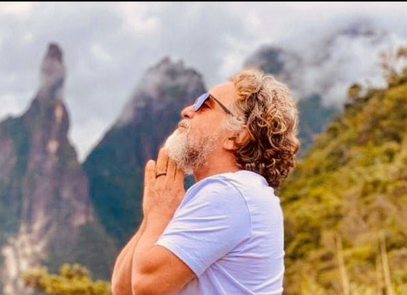 Sua carreira artística é extensa e inclui participações em novelas, filmes e peças teatrais, além de ter sido proprietário do Circo Marcos Frota. (Foto: Instagram)