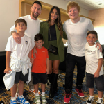 Um registro do encontro da família com o músico Ed Sheeran. (Foto: Instagram)