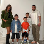 O casal, junto há anos, tem três filhos e atualmente reside em Miami, nos Estados Unidos. (Foto: Instagram)