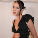 Sua presença em eventos de moda, tanto no Brasil quanto no exterior, demonstra sua influência no cenário fashion e sua capacidade de se destacar como uma personalidade marcante fora das telas. (Foto: Instagram)