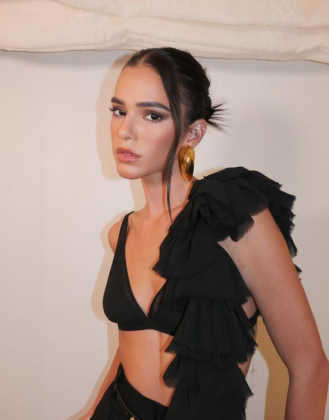 Sua presença em eventos de moda, tanto no Brasil quanto no exterior, demonstra sua influência no cenário fashion e sua capacidade de se destacar como uma personalidade marcante fora das telas. (Foto: Instagram)