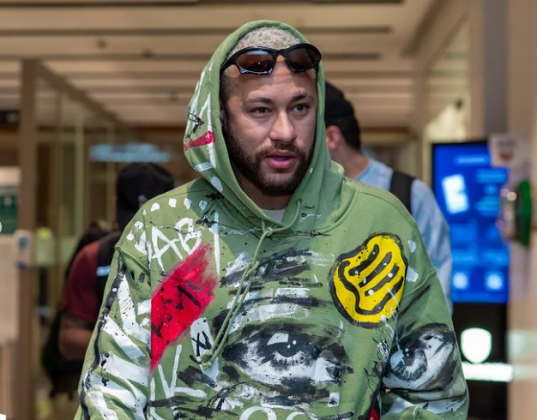As roupas e o semblante do jogador chamaram a atenção do público. (Foto: Instagram)