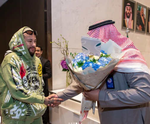 Neymar recebendo flores de representante do Al-Hilal. (Foto: Instagram)