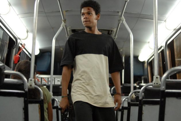 O filme conta a vida de Sandro do Nascimento, um sobrevivente do massacre da Candelária que se envolveu em um sequestro de ônibus no Rio de Janeiro. (Foto: Reprodução)