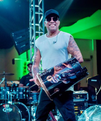 Rogerinho em show com o grupo. (Foto: Instagram)
