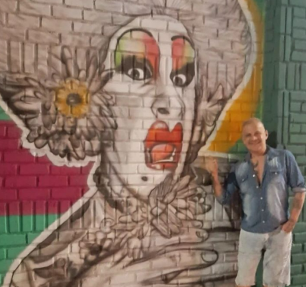 O humorista ao lado de grafitagem de sua personagem. (Foto: Instagram)