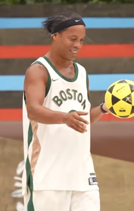 A habilidade de Ronaldinho chamou a atenção dos telespectadores. (Foto: Instagram)