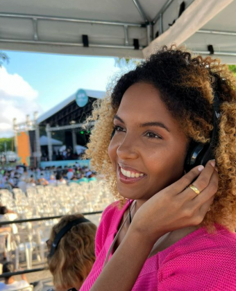 A bala alojada está no quadril e tem deixado a jornalista sem o movimento dos pés. (Foto: Instagram)