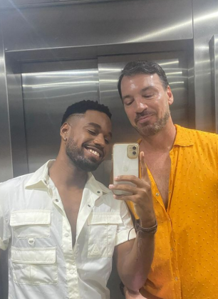 Ao lado de seu companheiro, o bailarino Jordan Dafner, Emerson tem buscado promover a naturalização da diversidade no futebol. (Foto: Isntagram)