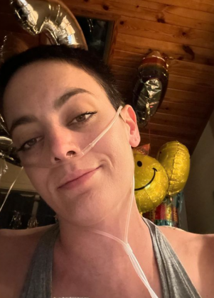 “Todos os lucros vão diretamente para meu filho de sete anos, que estou deixando para trás”, declarou Cat em sua postagem. (Foto: Instagram)
