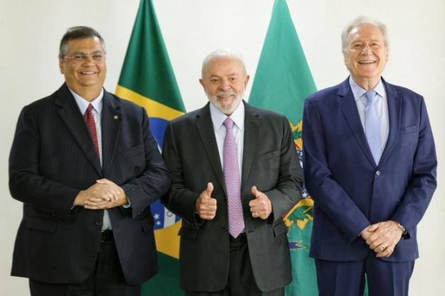 Lewandowski, Dino e Lula durante evento. (Foto: Marcelo Camargo - Agência Brasil)