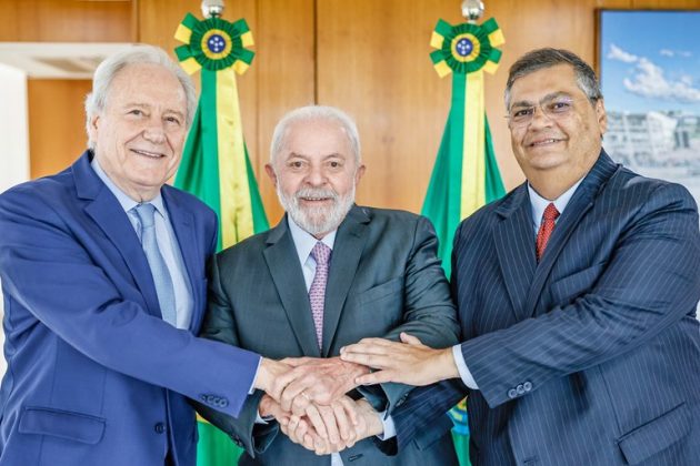 O ministro em evento junto ao presidente Lula e Flávio Dino.(Ricardo Stuckert PR)