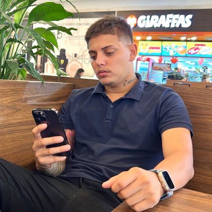 Minutos antes da tragédia, Vitinho havia gravado um vídeo enquanto aplicava o insulfilm no veículo. (Foto Instagram)