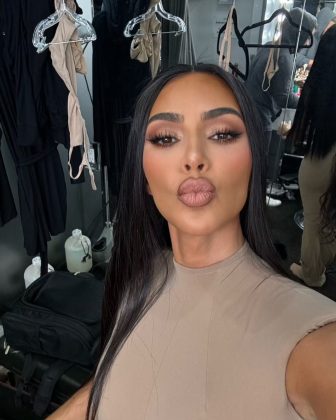 Kim Kardashian surpreende seus seguidores ao colocar à venda uma bolsa de sua coleção em estado peculiar. (Foto Instagram)