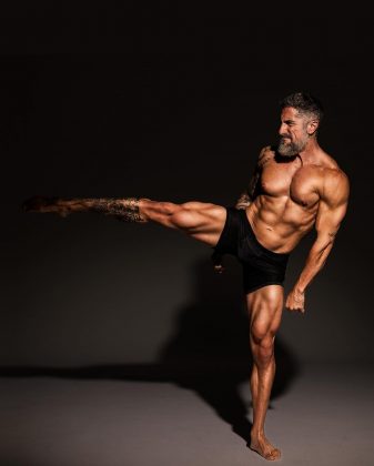 Intensificando seus treinos e adotando uma rotina fitness para incorporar o papel, Mion revelou aos fãs que compartilha diariamente uma foto de seu peso com Eduardo Correa, coach de bodybuilding e seu amigo fisiculturista. (Foto Instagram)