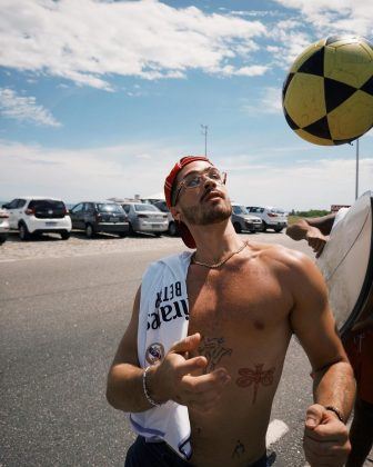Apesar de conquistar uma aparência musculosa, o ator enfatiza que seu objetivo vai além do aspecto pessoal. (Foto Instagram)