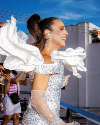 A cantora Ivete Sangalo está se preparando para um dos Carnavais mais importantes da sua carreira, no ano que completa 30 anos de carreira, e em conversa com o portal do LeoDias, a artista falou sobre as intensas horas no trio elétrico, durante as festas em Salvador. (Foto: Instagram)