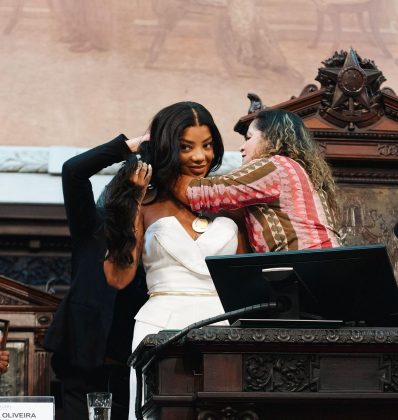 Nesta última terça-feira (06), Ludmilla acompanhada pela esposa, Brunna Gonçalves, foram na presença na Assembleia Legislativa do Estado do Rio de Janeiro (Alerj), para ser homenageada com a Medalha Tiradentes após sua campanha para doação de sangue do Hemorio no ano passado (Foto: Instagram)