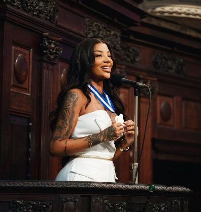 Ludmilla é prestigiada e ganha medalha por campanha de doação de sangue no RJ (Foto: Instagram)