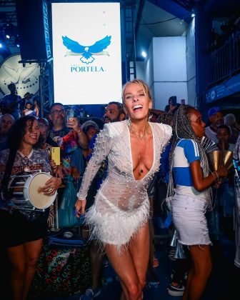 Adriane Galisteu desfila pela Portela em comemoração de 100 anos da escola (Foto: Instagram)