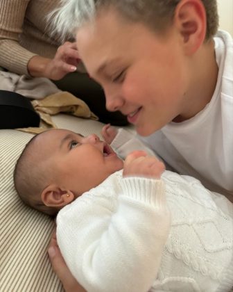 Nesta quarta-feira (21), Bruna Biancardi mostrou o momento emocionante entre os filhos de Neymar, Mavie e Davi (Foto: Instagram)