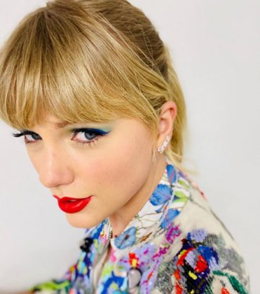 Além de sua carreira musical, Taylor Swift também é uma atriz talentosa, aparecendo em filmes como "Idas e Vindas do Amor" e "Cats" (Foto: Instagram)
