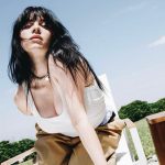 Além de seu talento musical, Billie Eilish é conhecida por sua moda distinta e visual marcante. Ela desafia as normas de gênero e moda com seu estilo único e ousado, inspirando milhões de jovens a abraçarem sua individualidade e autenticidade. (Foto: Instagram)