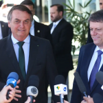 Na tarde deste último domingo (25), Tarcísio de Freitas (Republicanos) e governador de São Paulo, recebeu o ex-presidente Jair Bolsonaro (PL), em ato bolsonarista na Avenida Paulista em São Paulo (Foto: Agência Brasil)