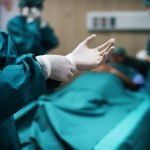 A cirurgia bariátrica é um procedimento realizado no estômago ou intestino para auxiliar na perda de peso em casos de obesidade grave. (Foto: Freepik / Reprodução)
