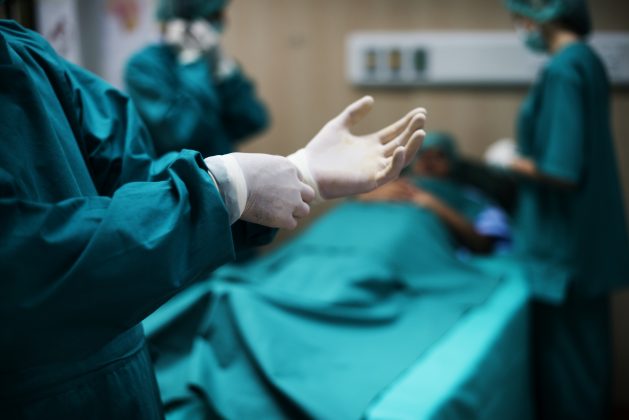 A cirurgia bariátrica é um procedimento realizado no estômago ou intestino para auxiliar na perda de peso em casos de obesidade grave. (Foto: Freepik / Reprodução)