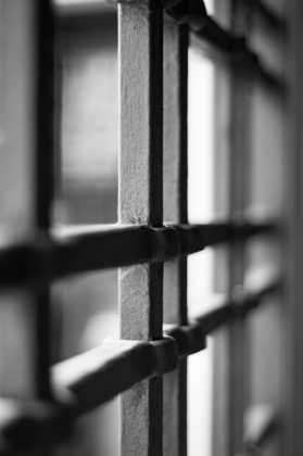 Cada um dos acusados foi condenado a 12 anos de reclusão em regime fechado. (Foto Unsplash)