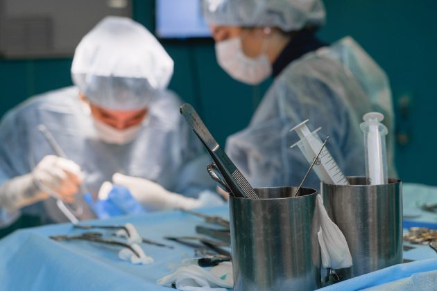 Este ataque resultou na trágica perda da esposa e da nora de um dos profissionais, além de ferir outras seis pessoas, das quais cinco são mulheres ou crianças. (Foto Pexels)