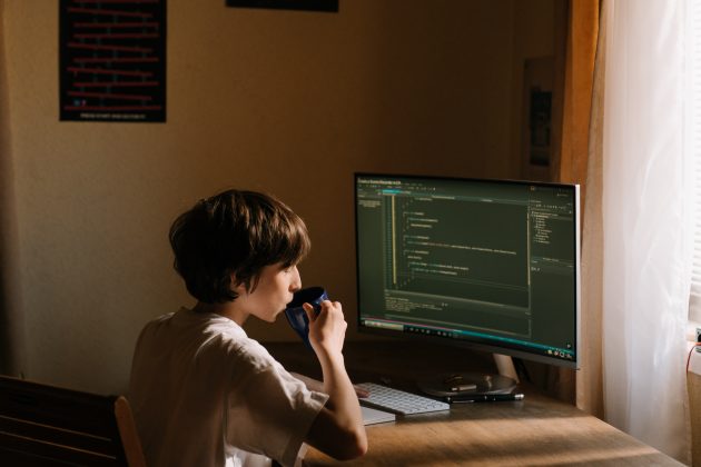Aluno morre na porta de escola por causa de briga em jogo on-line. (Foto Pexels)