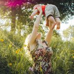 A moça descobriu que seu marido e pai de seu filho estava envolvido em um caso com ninguém menos que sua própria mãe. (Foto Pexels)