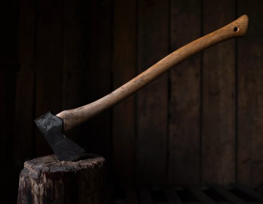Homem tenta cortar cabeça da esposa com machado em Mato Grosso do Sul. (Foto Pexels)