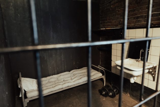 A suspeita de que a rebelião foi planejada por uma facção para eliminar membros rivais está sendo investigada. (Foto: Reprodução)