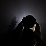 Os turistas, que estavam viajando por países asiáticos há meses, montaram uma barraca perto da delegacia para passar a noite. (Foto: Freepik)