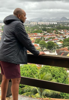 Respira sem auxílio de aparelhos, segundo informações. (Foto: Instagram)