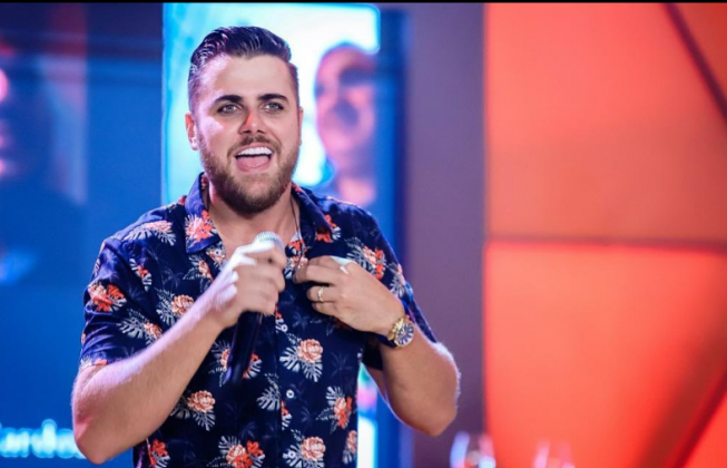 Zé Neto, da dupla com Cristiano, sofreu um susto ao cair do palco durante a gravação do novo DVD. (Foto: Instagram)