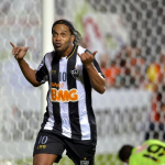 Ronaldinho teve seu passaporte apreendido em 2018 por construção ilegal de píer. (Foto: Instagram)