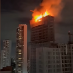 Um prédio em construção pegou fogo nesta quinta-feira. (Fonte: Twitter)