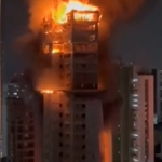 O fogo começou a se alastrar em um prédio em construção. (Fonte: Twitter)